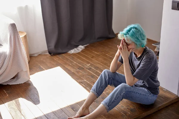 울고 있는 우울증에 걸린 여성, 사이버괴롭힘을 당하거나 상처받은 사람 이 바닥에 앉아서 — 스톡 사진
