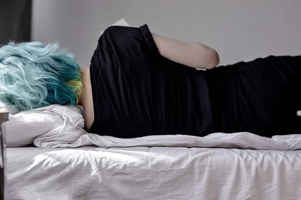 Rückansicht eines nicht wiederzuerkennenden weiblichen Leserbriefes vor dem Tod, liegend auf dem Bett — Stockfoto