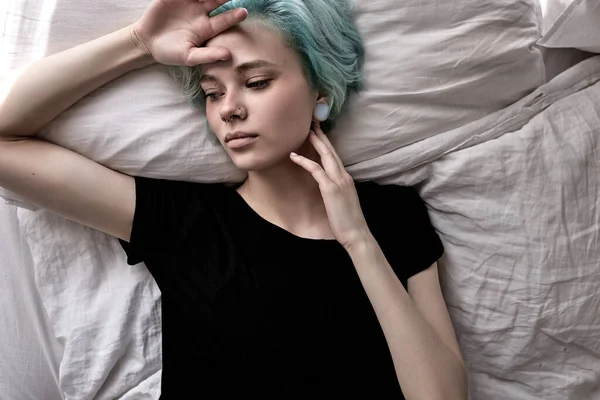 Vista superior en la mujer feliz acostada en la cama, mujer triste deprimida en casa sola —  Fotos de Stock