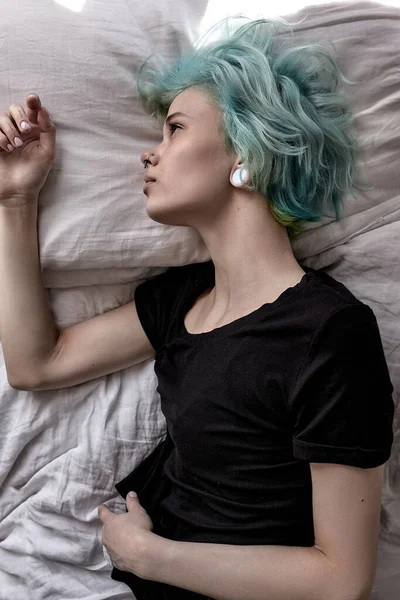 Vista superior de la triste mujer acostada en la cama, deprimida mujer molesta en casa sola — Foto de Stock