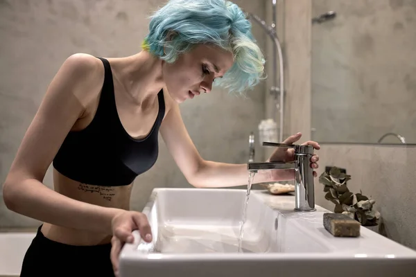 화장을 한 젊은 슬픈 여자 가 욕실에서 울고 있다. 우울증에 대한 개념 — 스톡 사진