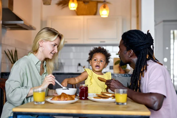 Cute family having breakfast together, enjoy meal at home in kitchen, in the morning — Stock Photo, Image