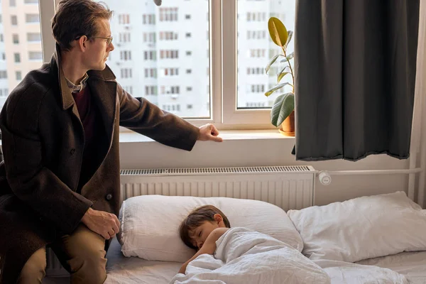 Triste padre americano sedersi accanto a sonnolento figlio prima di partire per un lungo viaggio d'affari, padre sconvolto — Foto Stock