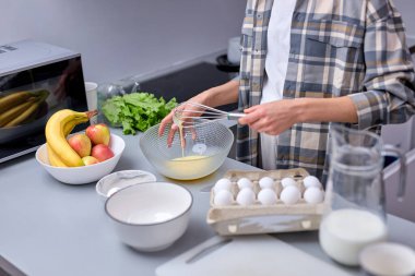 Muzlu krep çırpmak için hamur yoğuran doğranmış kadın mutfakta.