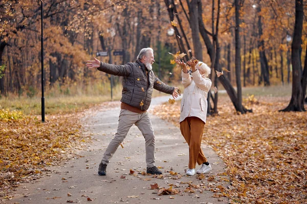 自然シーズンと秋の休日。高齢者興奮したシニアカップルの女性と男屋外 — ストック写真