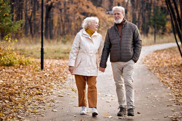 Conceito de estilo de vida saudável romântico e idoso.Casal caucasiano ativo sênior caminhando — Fotografia de Stock