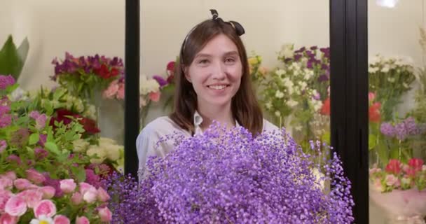 才能ある花屋が素晴らしい花束を作るように教えてくれます気分を上げる方法 — ストック動画