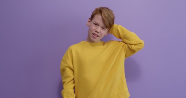 Fiatal tinédzser fiú megpróbál emlékezni, gondolkodás, majd van egy jó ötlet a fejében — Stock videók
