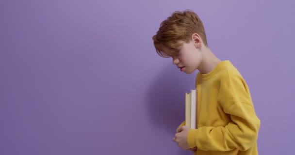 Νυσταγμένος και κουρασμένος νεαρός μαθητής με βιβλία μετά το σχολείο.Εξαντλημένο παιδί αισθάνεται κουρασμένος — Αρχείο Βίντεο