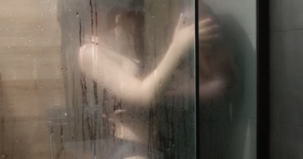 Attraktiv tillgiven blandad ras heterosexuella par i dusch deltar i sexuella spel — Stockvideo