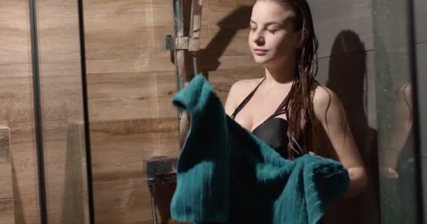 Ελκυστική καυκάσια γυναίκα σκουπίζεται με πετσέτα μετά το ντους, χαλαρή κυρία μόνη της — Αρχείο Βίντεο