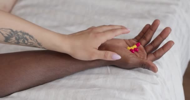 Männergesundheit und sexuelle Probleme, männliche Macht und Libido. Pillen in Menschenhand im Fokus — Stockvideo
