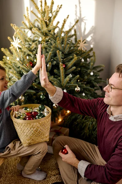 Noel 'i kutlayalım, 2022 yılını. Çocuk ve ebeveyn babası Noel ağacı süslesin. — Stok fotoğraf