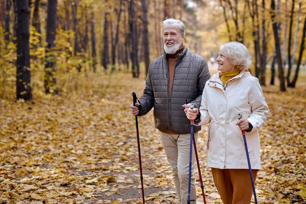 Senior grand-mère âgée grand-père formation Nordic walking with ski trekking poles — Photo