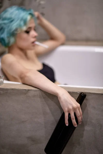 Upprörd gråt kvinna dricka alkohol i badkar, lider av depression, ensamhet — Stockfoto