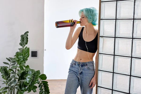 Upset crying female drinking alcohol, suffering from depression, loneliness — Stock Photo, Image