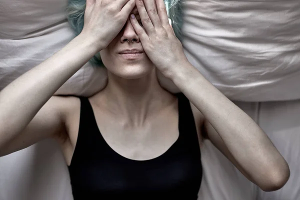 Top View on Woman Crying Feeling Depression,悪い精神状態,自宅 — ストック写真