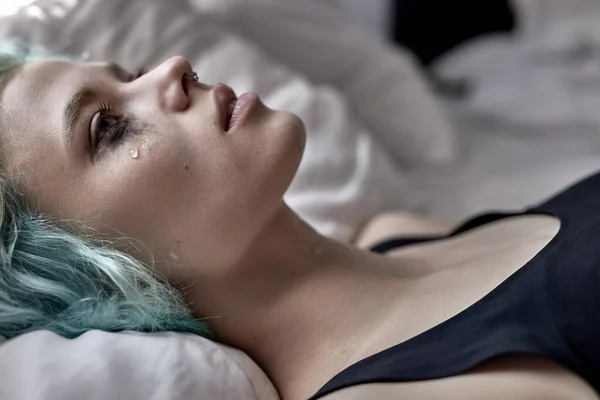 Mulher bonita com dor de cabeça na cama, triste, estressada, chorando, sentimento desapontado — Fotografia de Stock