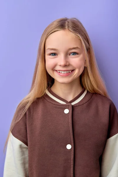 Glückliches Lächeln Porträt des aufgeregten netten Mädchens in lässiger Jacke. Innenaufnahmen, Studioaufnahmen — Stockfoto