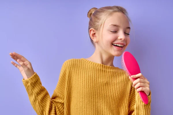 Liten tonåring amerikansk flicka sjunger i leksak hårborste mikrofon, rolig liten konstnärlig unge — Stockfoto