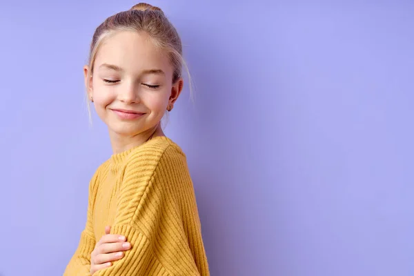 น่ารัก บลอนด์ สาวสวย เด็กสาว 12-13 ปี ใส่เสื้อผ้าลําลอง จับมือข้าม — ภาพถ่ายสต็อก
