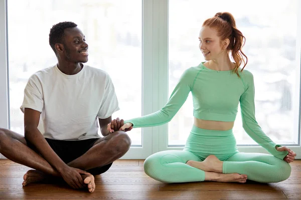Neşeli, çeşitli siyahi adam ve Kafkas kadın evde birlikte yoga yapıyorlar. — Stok fotoğraf