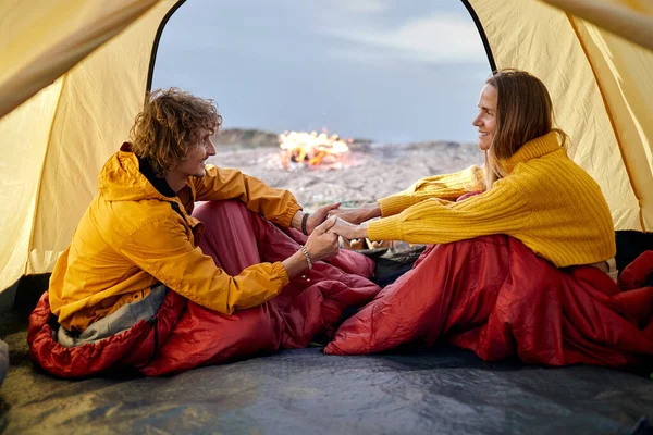 Coppia adorabile seduta all'interno della tenda a parlare, uomo e donna innamorati, in natura — Foto Stock