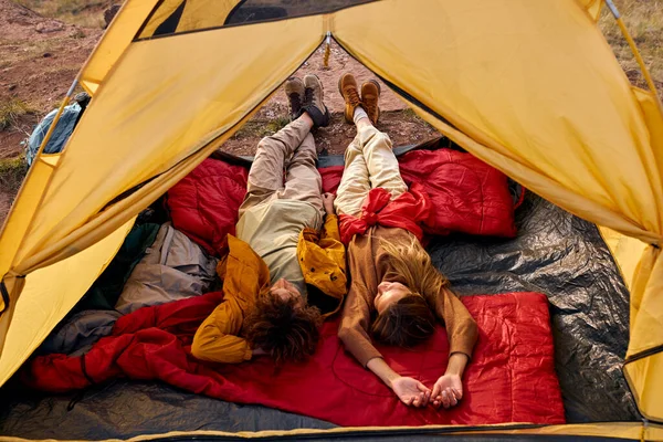 Top view couple relaxing in camper tent and enjoying mountain autumnal lake views — Stock Photo, Image