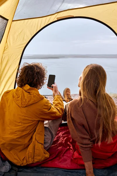 Campeggio sul magnifico fiume. Un paio di turisti si riposano. Tenda campeggio. — Foto Stock