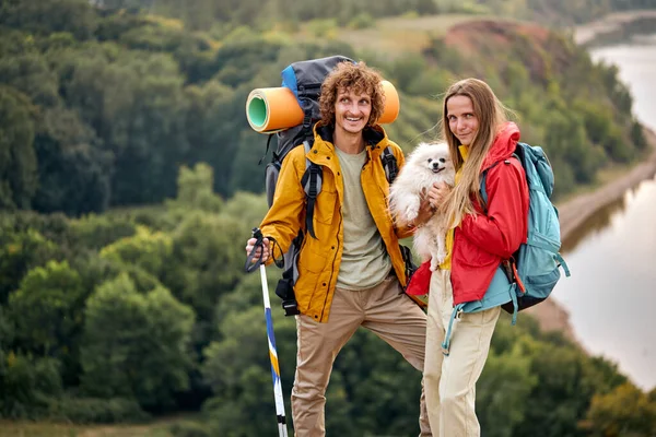 Alpinistas com mochila no topo da noite, casal com paus de trekking — Fotografia de Stock