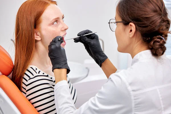 Όμορφη κοκκινομάλλα Γυναίκα ασθενής με όμορφο χαμόγελο εξετάζεται οδοντιατρική εξέταση — Φωτογραφία Αρχείου