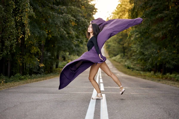 Danse féminine Modern Jazz Ballet En plein air. Active fit ballerine en posture dynamique — Photo