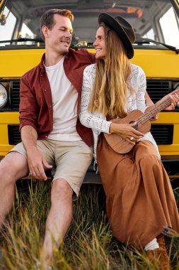 Beyaz tenli iki genç hippi minibüsle seyahat eder, rahatlar, gitar çalar, kampta kadın ve erkek birlikte şarkı söyler, macera yaşarlar. Tatiller, hafta sonları, seyahatler, insanların yaşam tarzı