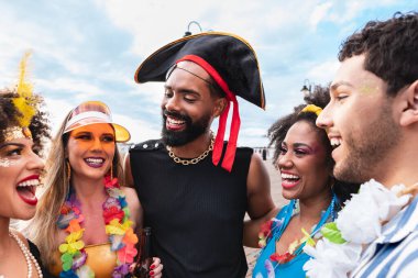 Brezilya 'daki karnaval, eğlence turistleri Brezilya' daki partiyi giyinikken kutluyor