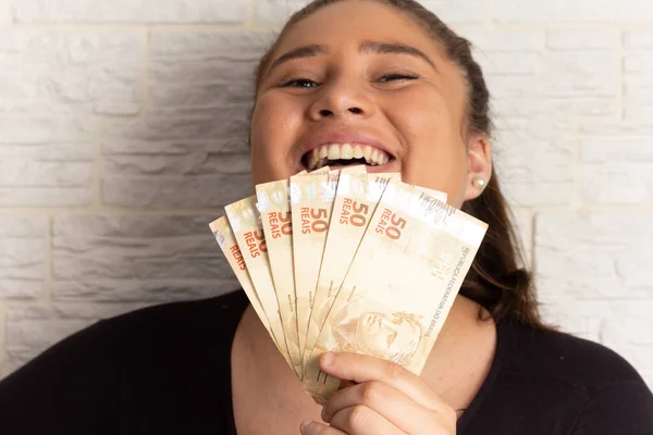 Örömteli Test Pozitív Túlsúlyos Tinédzser Lány Kezében Brazil Bankjegyek Valuta — Stock Fotó