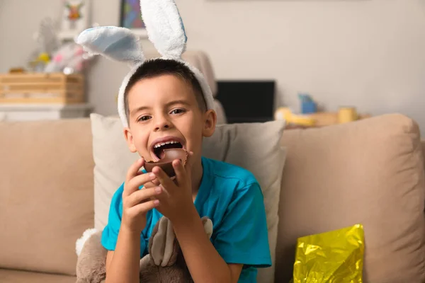 Criança Brasileira Alegre Com Orelhas Coelho Páscoa Comendo Ovo Chocolate — Fotografia de Stock