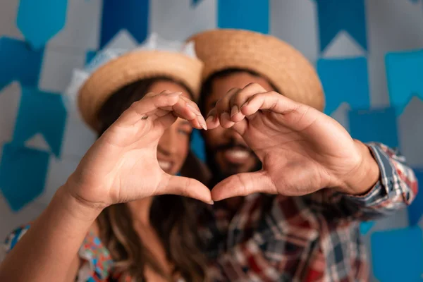 Festa Junina Στη Βραζιλία Κλείστε Χέρια Ζευγάρι Κάνει Σχήμα Καρδιάς — Φωτογραφία Αρχείου