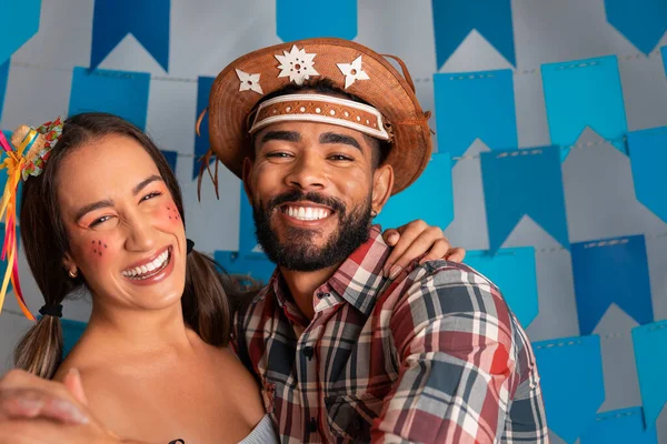 Brasilianisches Juni Festival Lächelndes Paar Tanzt Kostüm Auf Der Festa — Stockfoto