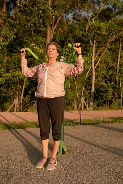 Corpo Inteiro Idosa Brasileira Com Sportswear Exercitando Equipamentos Ginástica Fora — Fotografia de Stock