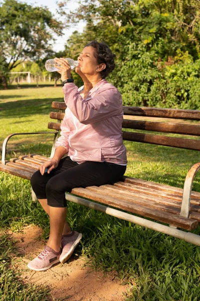 Senior Brown Woman Drinking Water Outdoors Sunny Day Thirst Hydration — Fotografia de Stock