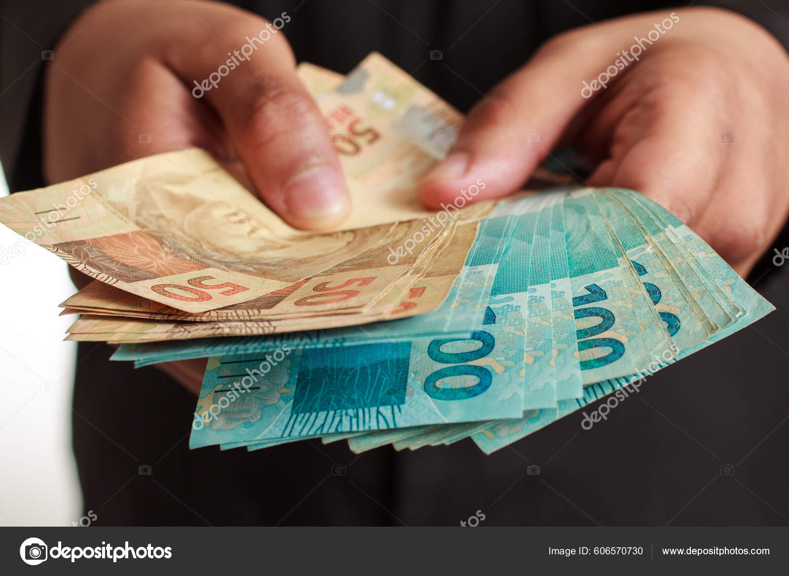 男人手里拿着巴西货币成功和薪酬概念——图库图片© verganifotografia #606570730