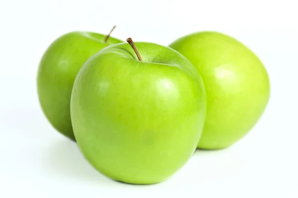 Reife frische grüne Äpfel auf weißem Hintergrund — Stockfoto