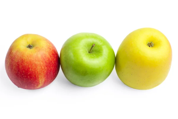 Manzanas maduras frescas sobre un fondo blanco —  Fotos de Stock