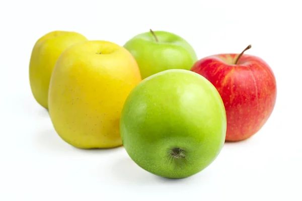 Färska mogna äpplen på en vit bakgrund — Stockfoto