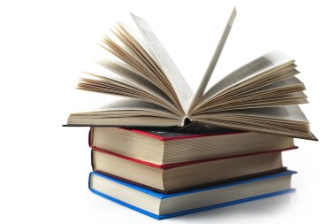 Beyaz arkaplan üzerine birkaç kitap
