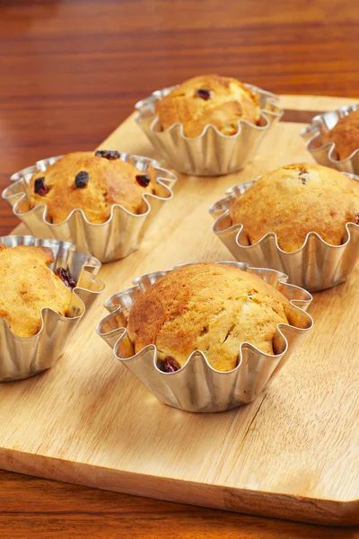 Baka muffins med russin i korgar — Stockfoto