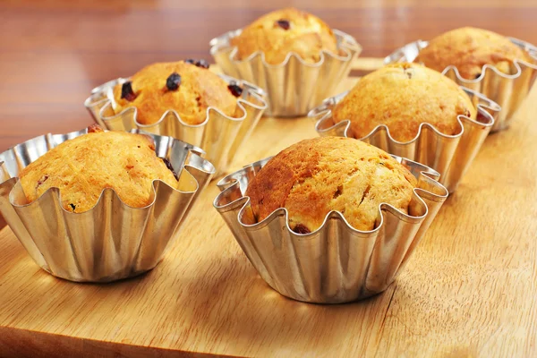 Baka muffins med russin i korgar — Stockfoto