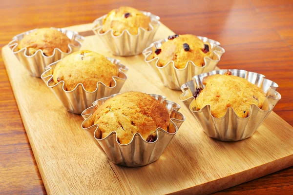 Baka muffins med russin i korgar — Stockfoto