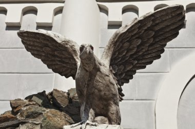 taş kuşu kartal heykeli