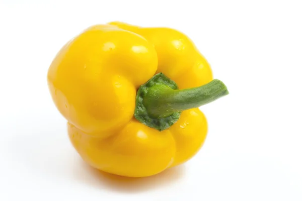 Dolce peperone giallo su fondo bianco illuminato — Foto Stock
